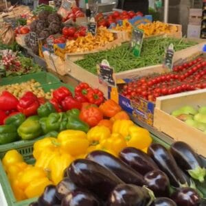 Stands sur le marché d’Annecy no-video