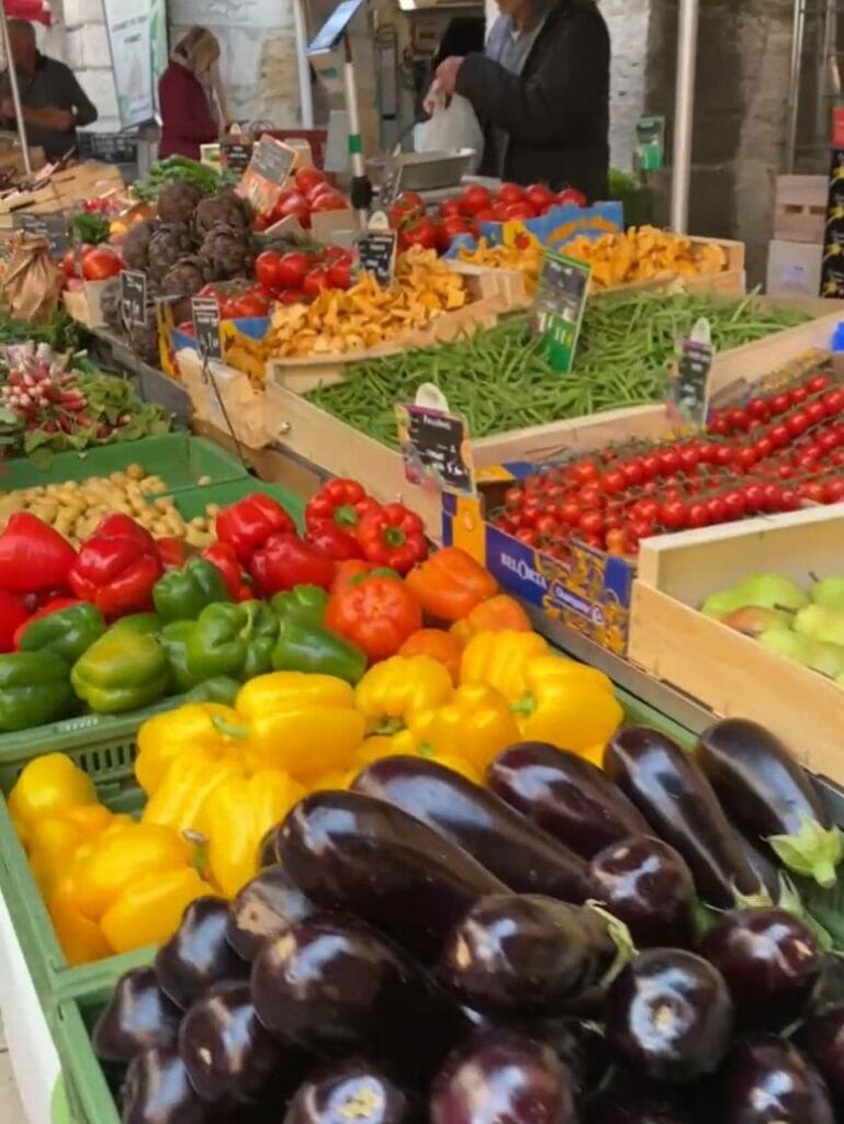 Stands sur le marché d’Annecy no-video